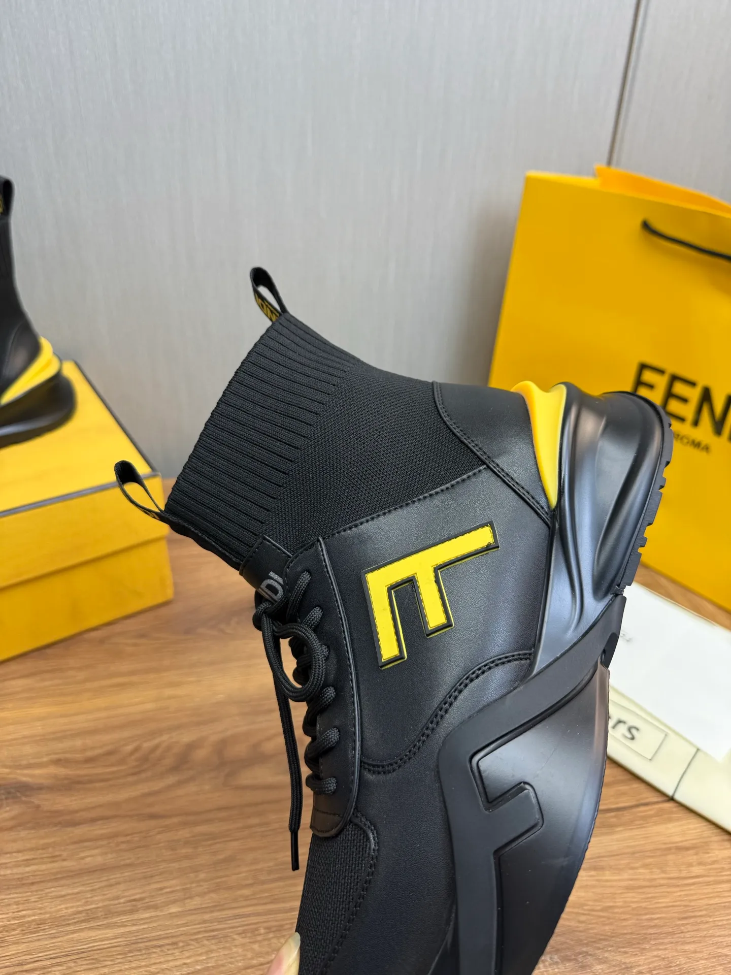 Men's men's shoes 💰560💰 Fendi [Fendi] hot style is on the market 🔥Fashionable casual men's shoes 🔱 Made of original brand fly knit fabric. Original cowhide + breathable mesh lining + sheepskin feet. Perfect shape and top quality, you deserve it 🔜Original rubber outsole, ultra-light, non-slip and wear-resistant 👣 Standard size 38-44